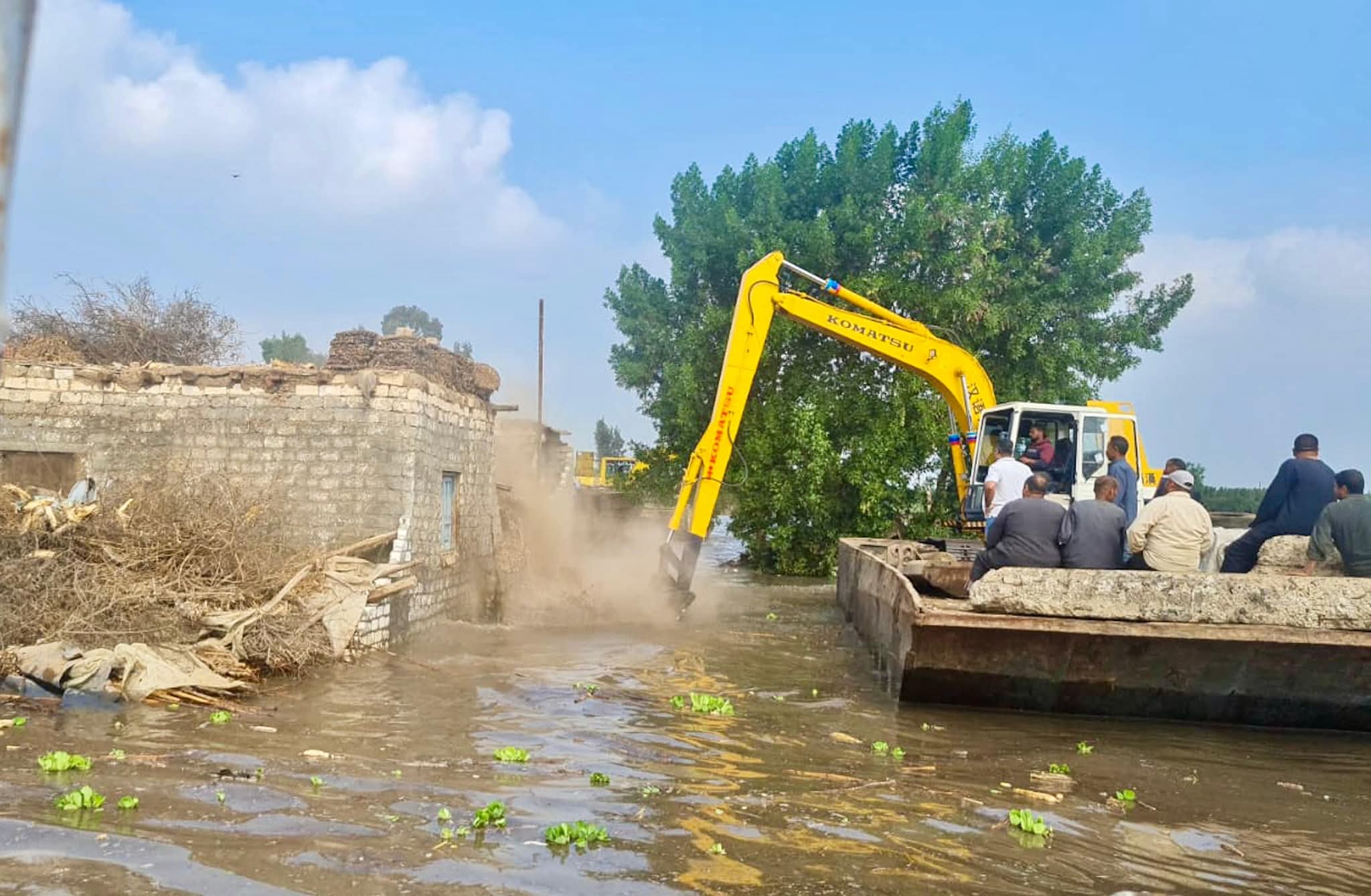 بدء تنفيذ مشروع ضبط النيل في فرع رشيد وإزالة التعديات عليه 2 بدء تنفيذ مشروع ضبط النيل في فرع رشيد وإزالة التعديات