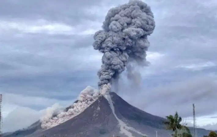 بركان في إثيوبيا بيقوم بعد آلاف السنين وأعمدة الرماد وصلت لـ 15 كيلومتر.. شوف الفيديو 2 بركان في إثيوبيا بيقوم بعد آلاف السنين وأعمدة الرماد وصلت