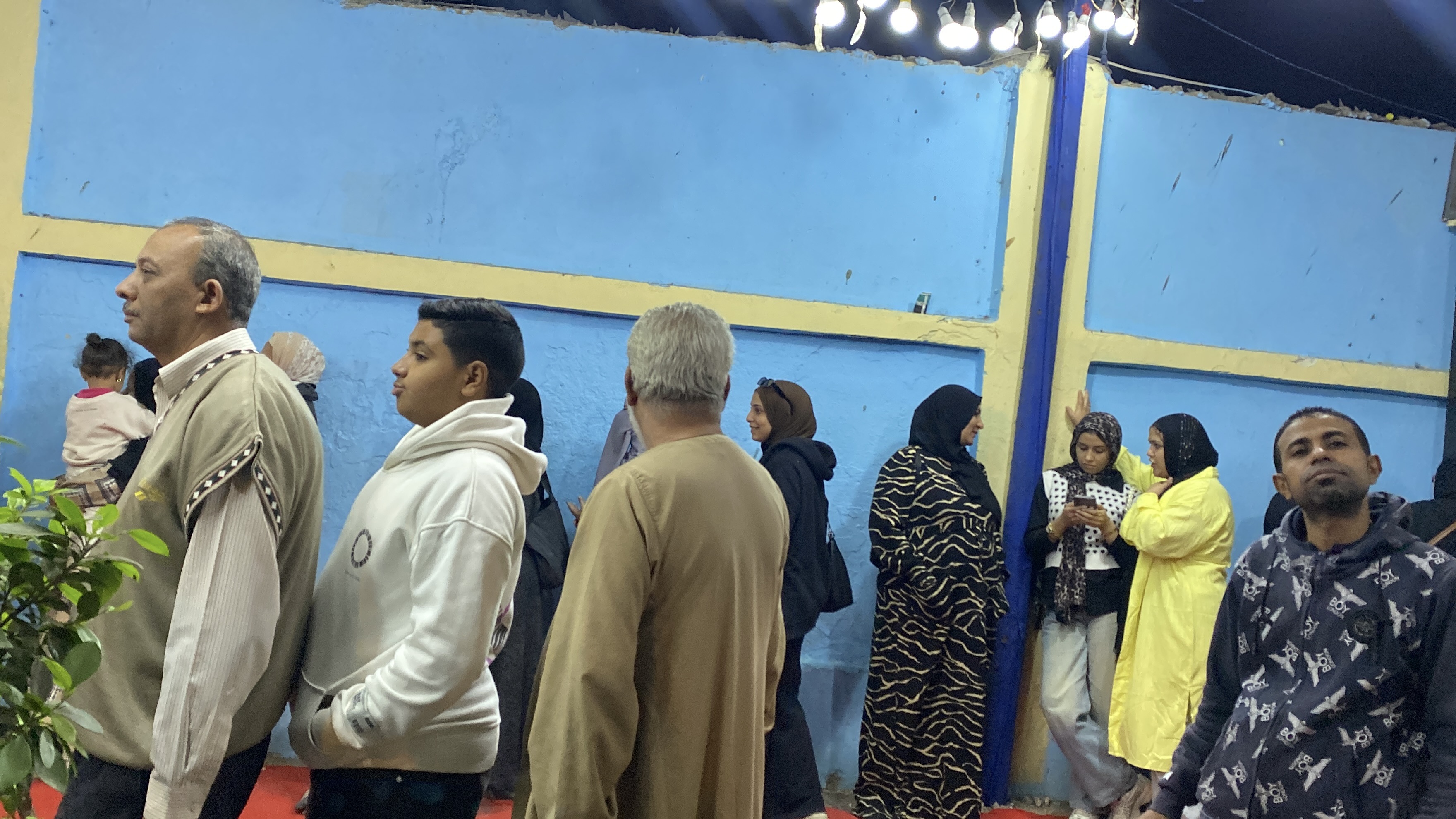 توافد الناخبين بالليل في انتخابات النواب بمصر القديمة والمنيل.. صور 2 توافد الناخبين بالليل في انتخابات النواب بمصر القديمة والمنيل صور