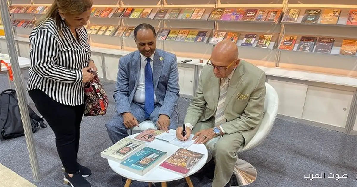 توقيع أعمال محمد سلماوي في جناح هيئة الكتاب بمعرض الشارقة الدولي