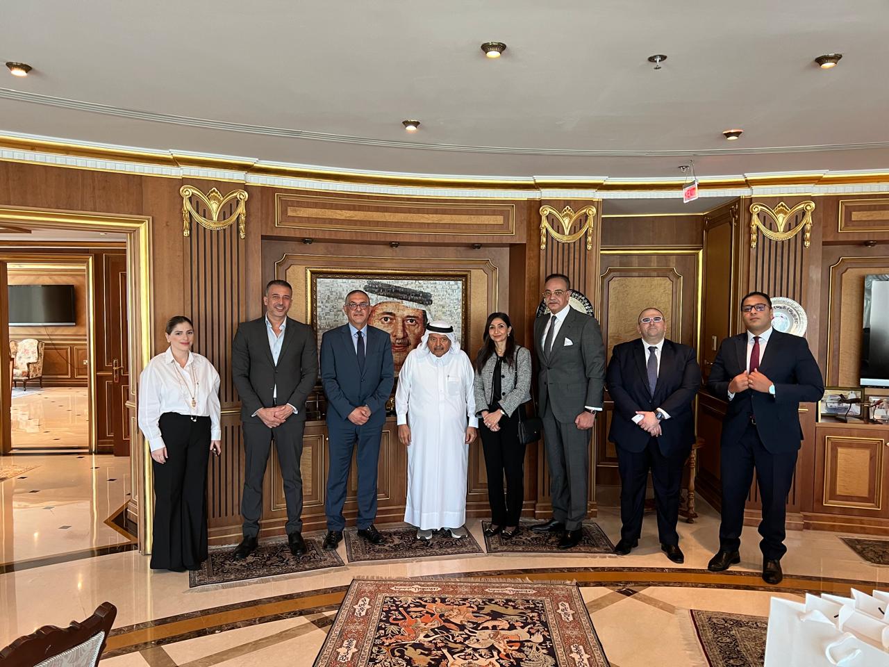 حسام هيبة يتكلم عن فرص الاستثمار مع رئيس رجال الأعمال القطريين 2 اجتماع مع رجال الأعمال القطريين