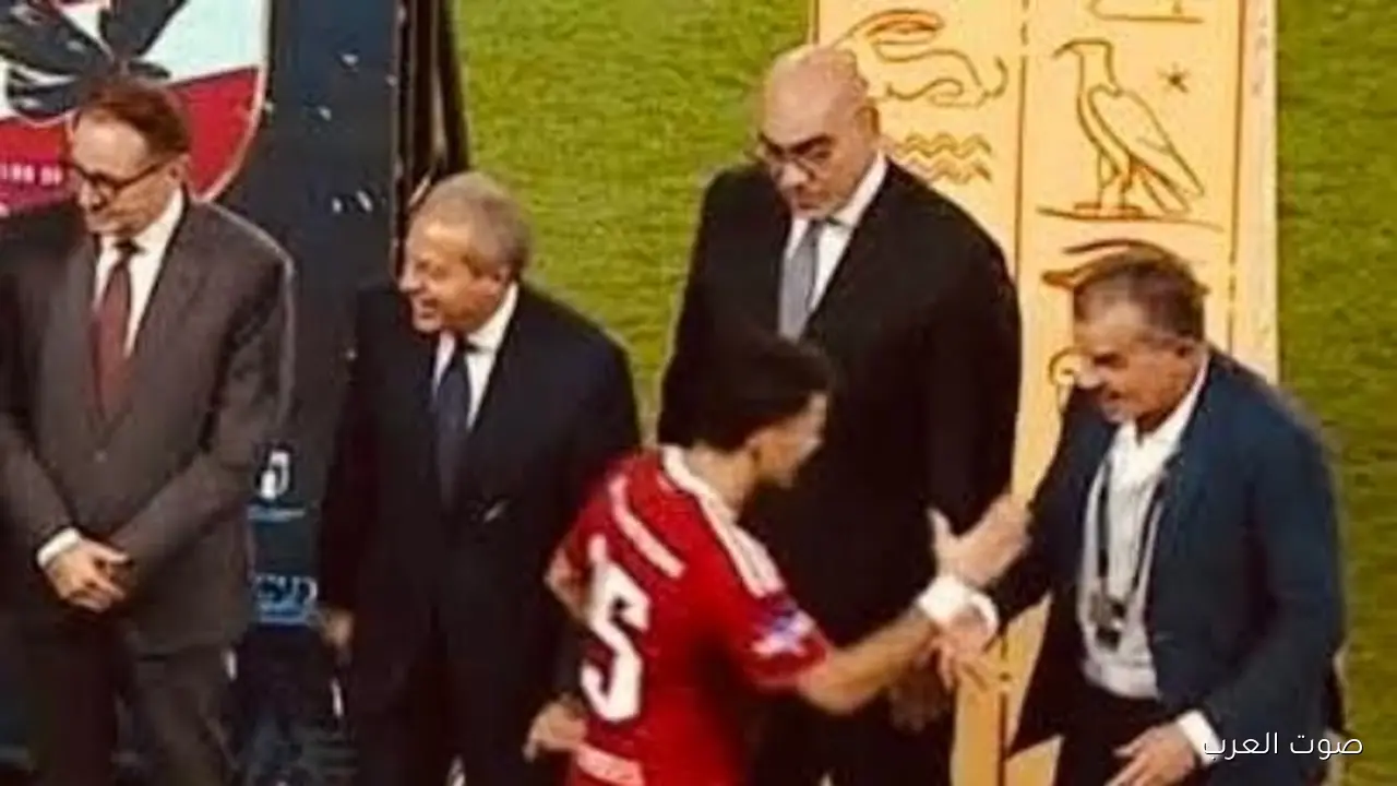 خدوا درس من بنشرقي.. نجم الزمالك القديم ينتقد زيزو في أزمة المنصة