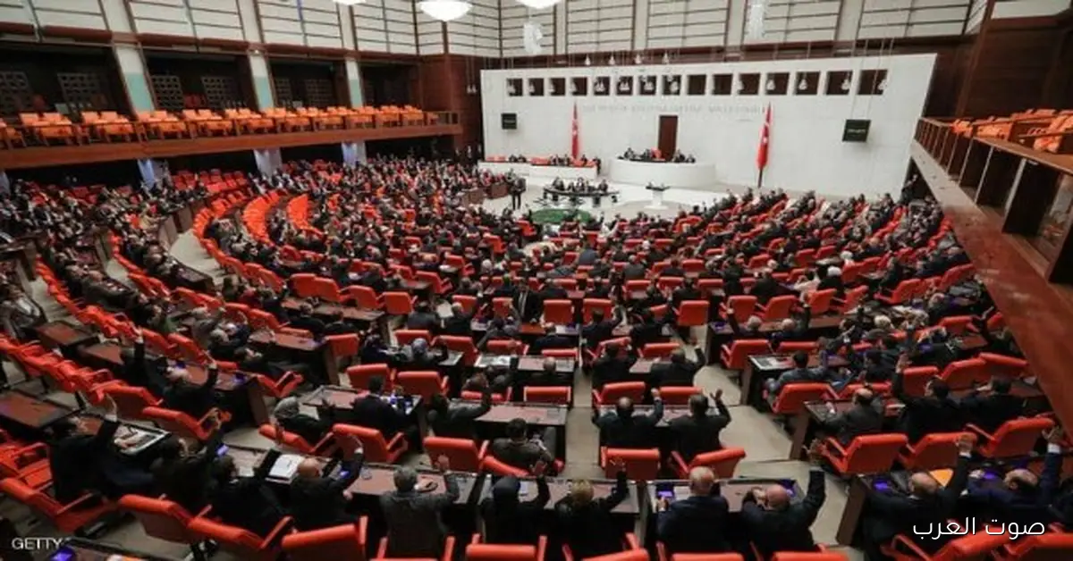 خناقة كبيرة في البرلمان التركي بعد مقتل جنود أتراك في إدلب السورية