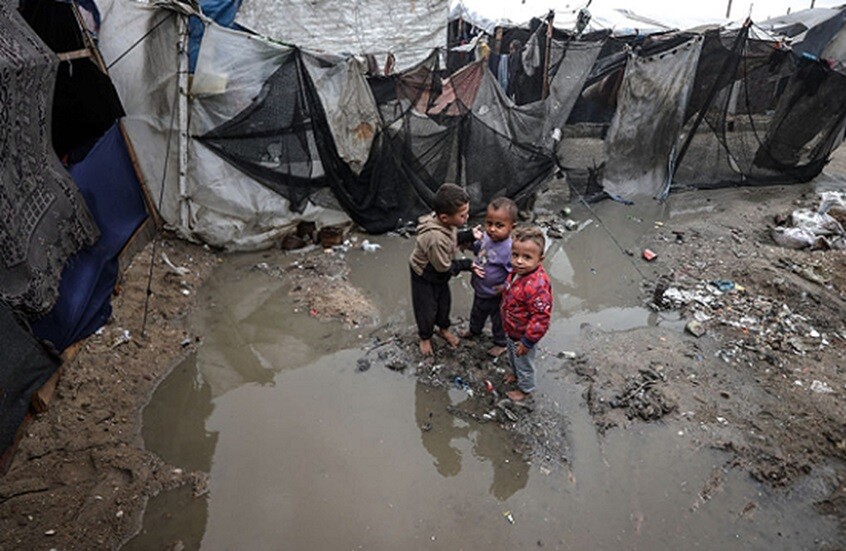 خيام النازحين في غزة بتغرق بسبب الأمطار.. والدفاع المدني يحذر من كارثة جايّة 2 خيام النازحين في غزة بتغرق بسبب الأمطار والدفاع المدني يحذر