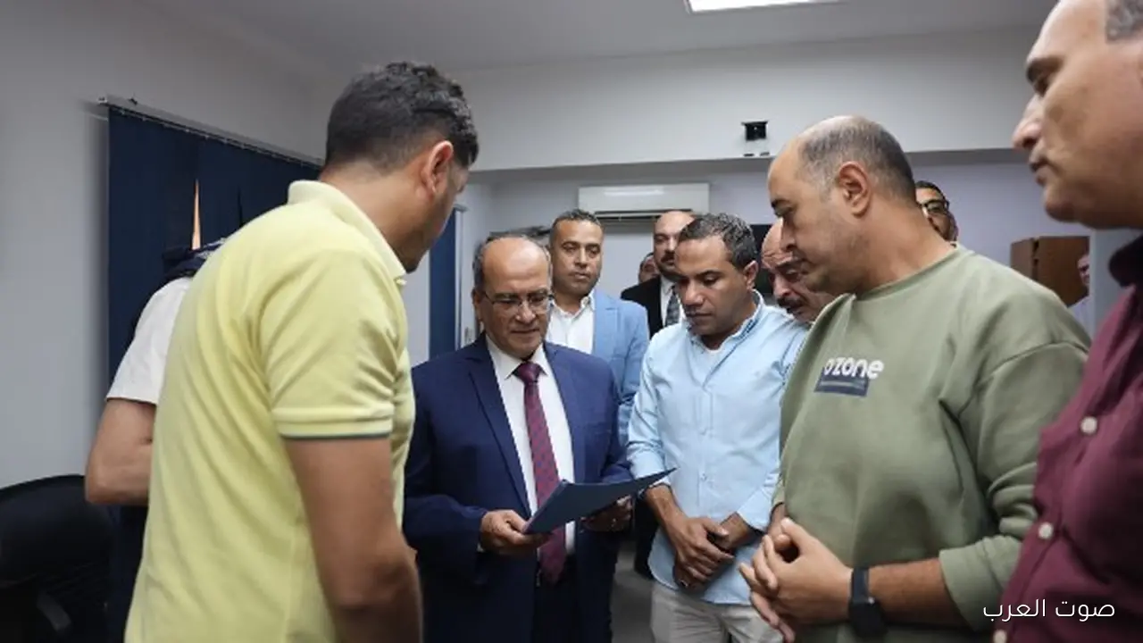 رئيس القابضة للمياه يتفقد الإدارات ويشجع العاملين على التميز