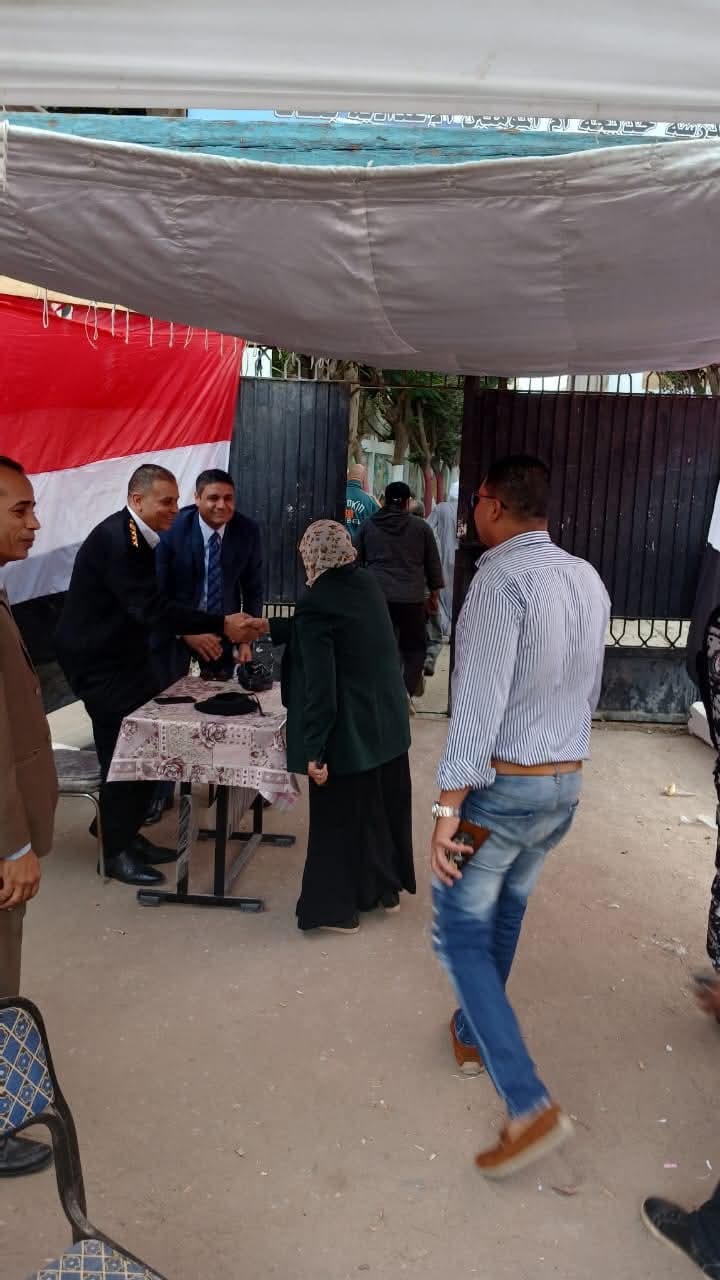رئيس حي طرة تتفقد اللجان الانتخابية وتأكد إن العملية ماشية بهدوء 2 تغطية الانتخابات