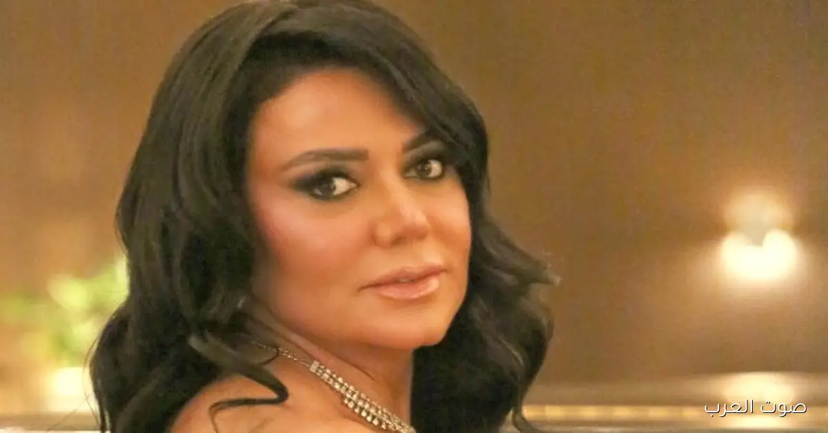 رانيا يوسف لفتت الأنظار بفستان ذهبي وبرونزي وتاتو باسم بناتها