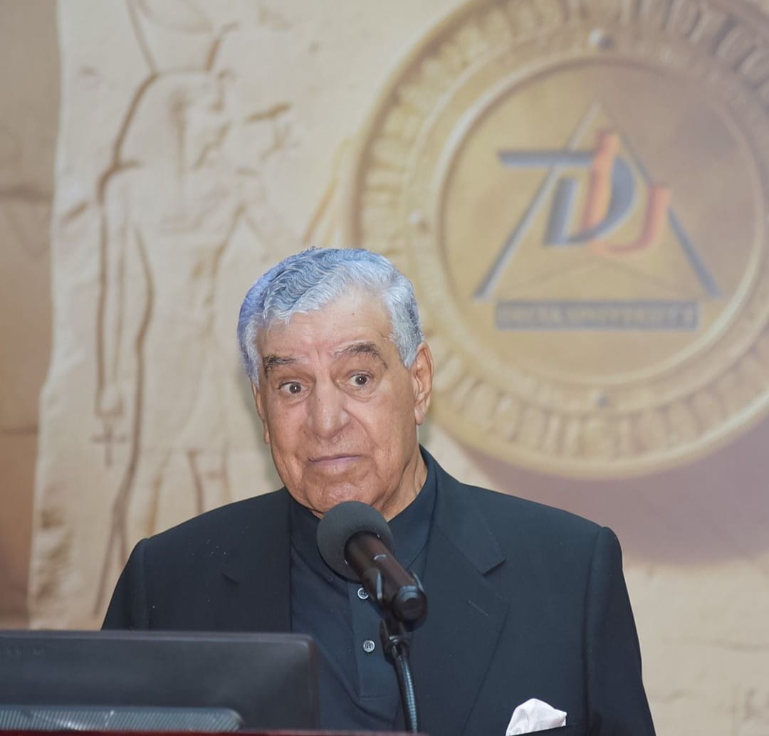 زاهي حواس يطلب من طلاب الجامعات يوقعوا على وثيقة لاسترجاع حجر رشيد وتمثال نفرتيتي 2 ندوة أسرار الفراعنة