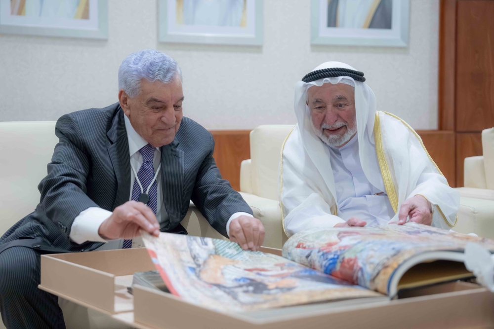 زاهي حواس يقدّم "أحسن كتاب عن الآثار المصرية" للشيخ سلطان القاسمي 2 زاهي حواس يقدّم أحسن كتاب عن الآثار المصرية للشيخ سلطان