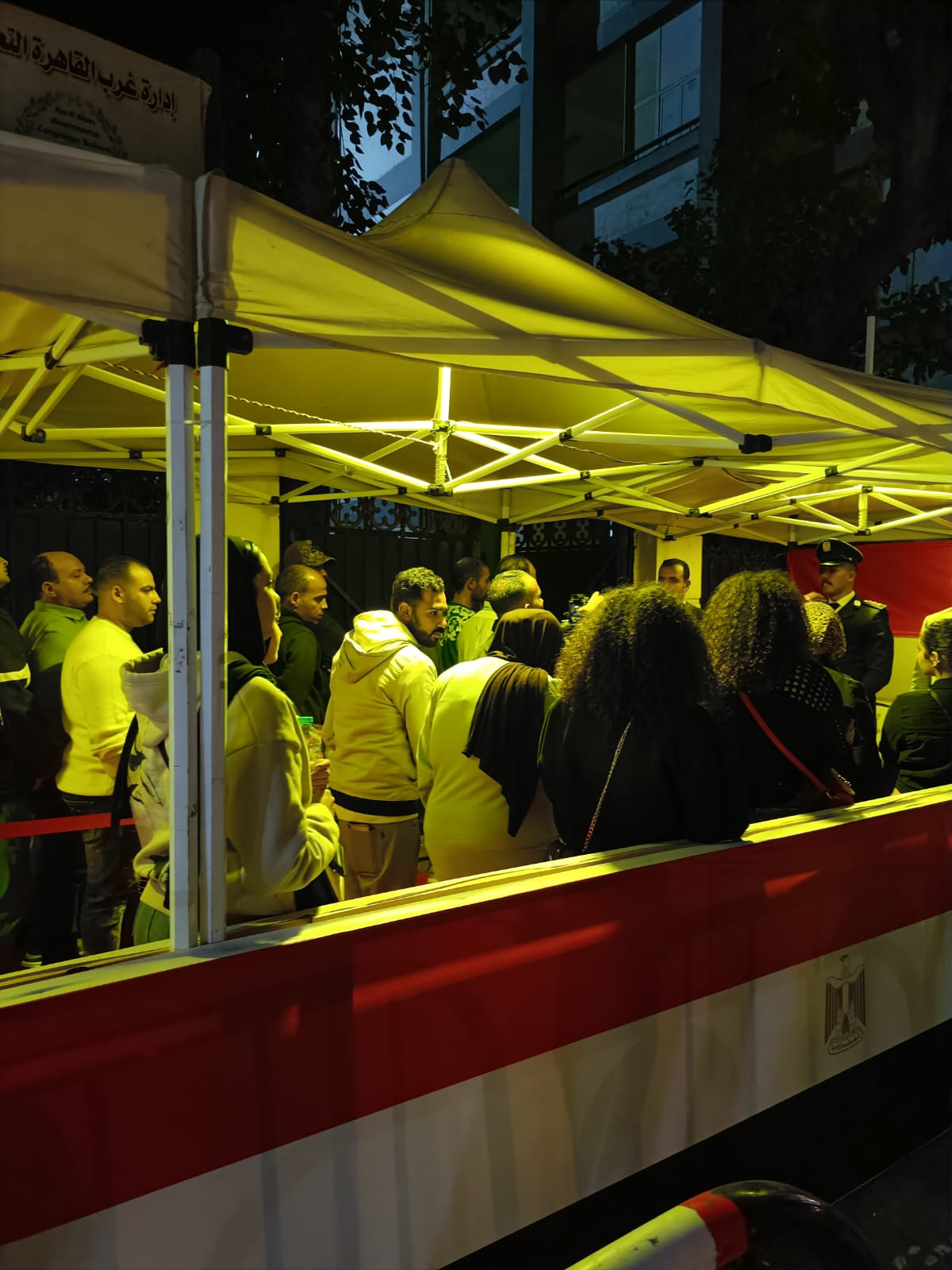 شباب مصر في الطوابير أمام لجان وسط البلد على أنغام الأغاني الوطنية خلال انتخابات مجلس النواب 2 شباب مصر في الطوابير أمام لجان وسط البلد على أنغام