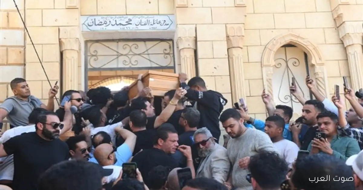 شقيقة محمد رمضان منهارة بعد دفن والدها.. والعزاء يوم الأحد في مسجد الشرطة