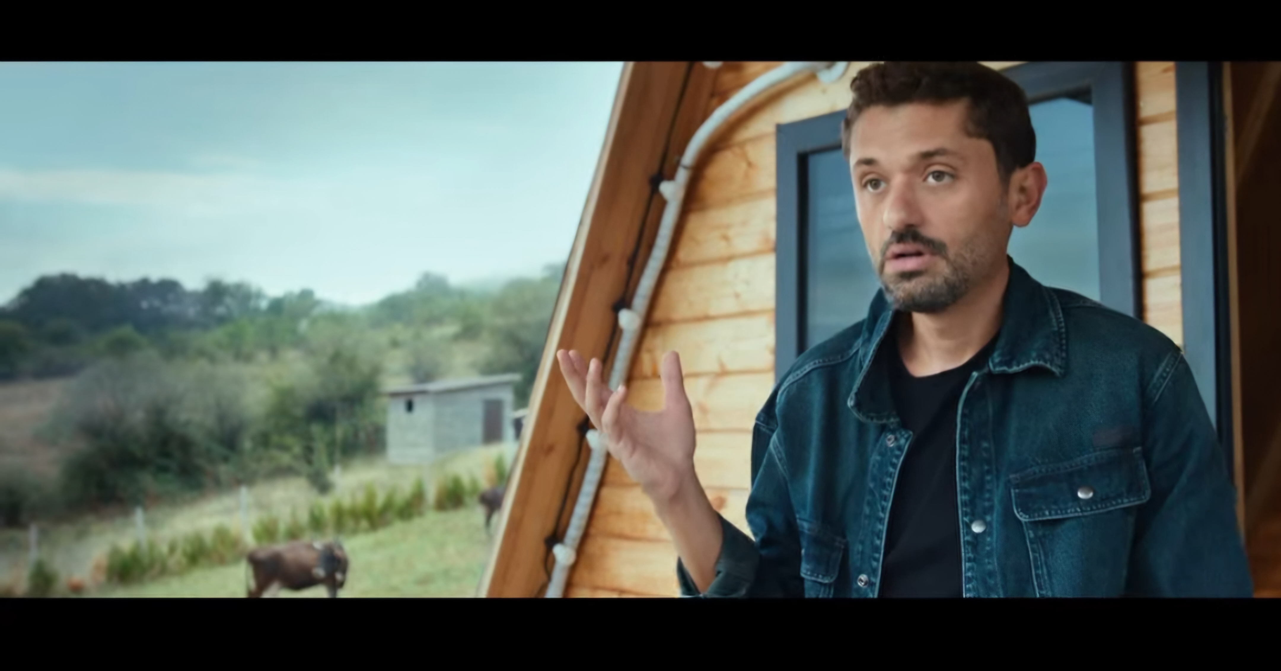 طلاق ومشاكل حقوق بين كريم محمود عبد العزيز ودينا الشربيني في تريلر فيلم "طلقني" 2 مشهد من فيلم طلقني