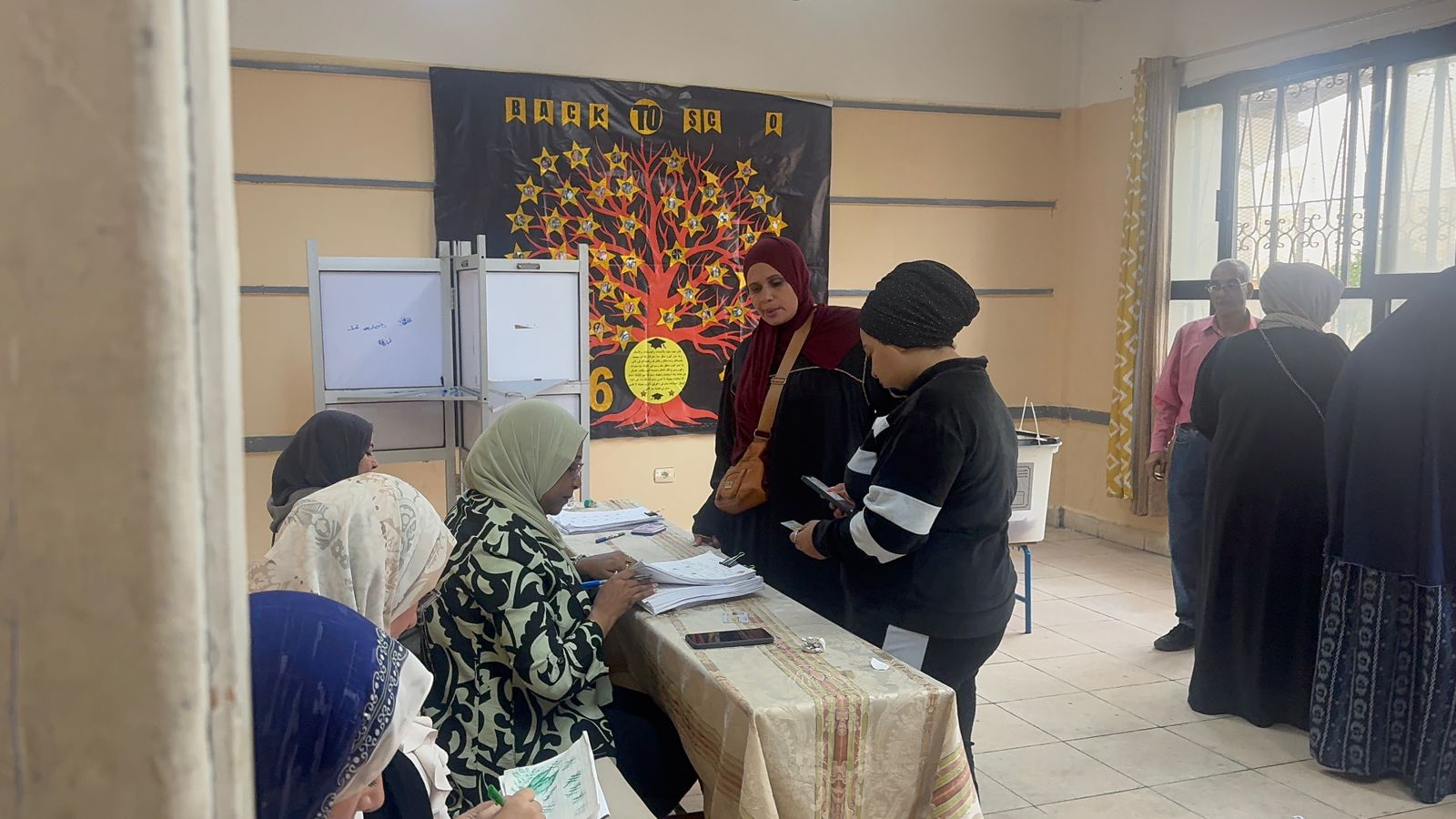 الناخبون في لجان الاقتراع