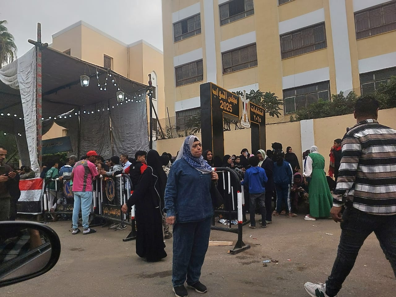 طوابير من الستات.. زيادة الإقبال على لجان الانتخابات في عين الصيرة بالقاهرة 2 طوابير من الستات زيادة الإقبال على لجان الانتخابات في عين