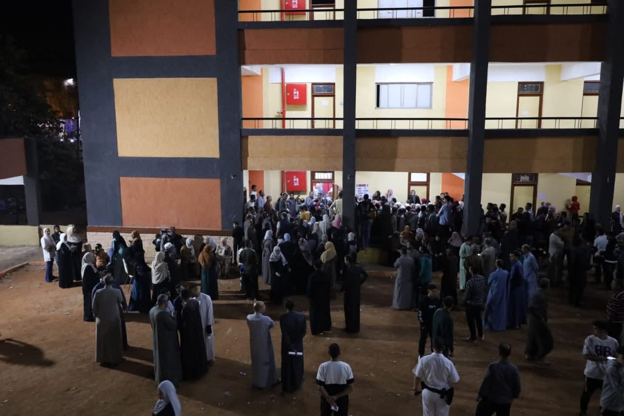 قبل ساعة من غلق مراكز الاقتراع.. الناس متجهة بكثافة لمدرسة أتريس في منشأة القناطر 2 قبل ساعة من غلق مراكز الاقتراع الناس متجهة بكثافة لمدرسة