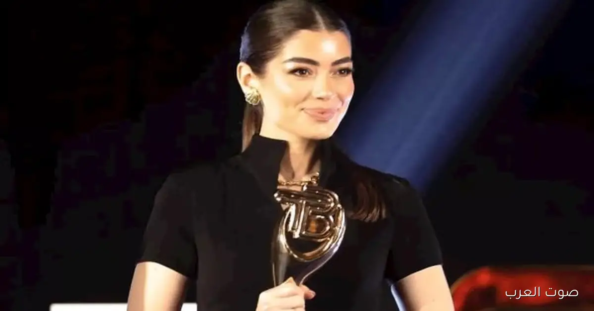 ليلى زاهر تحتفل بفوزها بجائزة أفضل ممثلة شابة