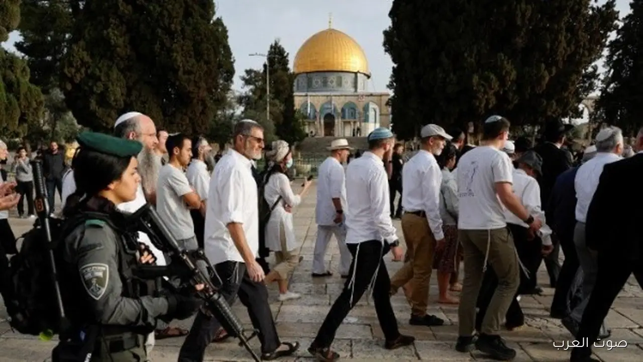 مئات المستوطنين يدخلوا باحات الأقصى والاحتلال يعتقل 26 فلسطيني من الضفة