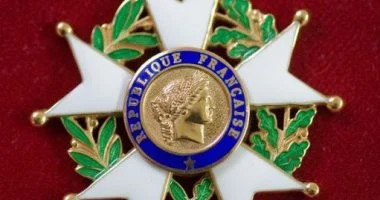 يسرا تتسلم وسام جوقة الشرف من فرنسا | صور وفيديو 2 يسرا تتسلم وسام جوقة الشرف من فرنسا صور وفيديو