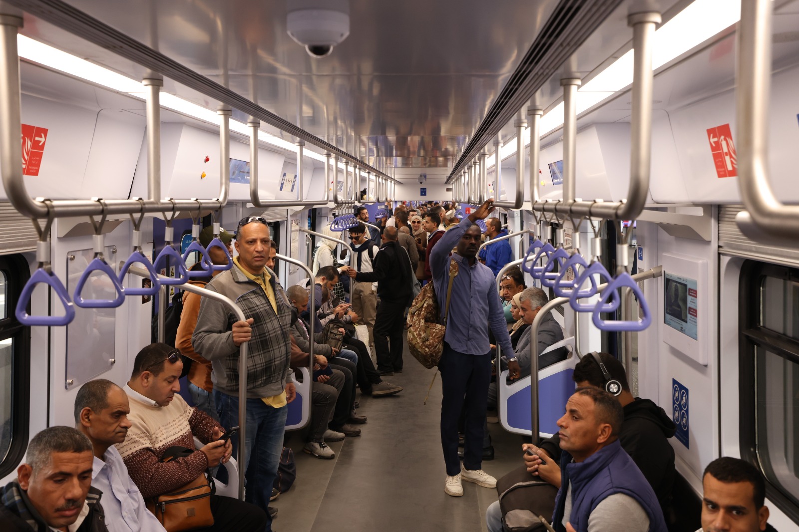 المواطنين بيقصدوا محطات القطار الكهربائي الخفيف LRT بشكل أكبر النهارده | صور 3 سلامتك تهمنا، وزارة النقل تحذر من السلوكيات الخطرة