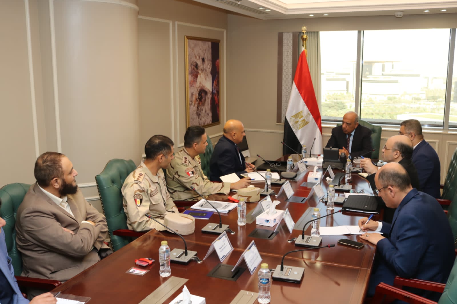 اجتماع وزير الكهرباء مع المسؤولين