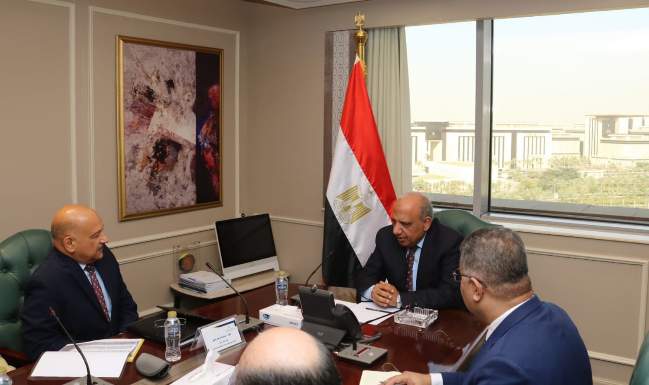 اجتماع وزير الكهرباء مع المسؤولين