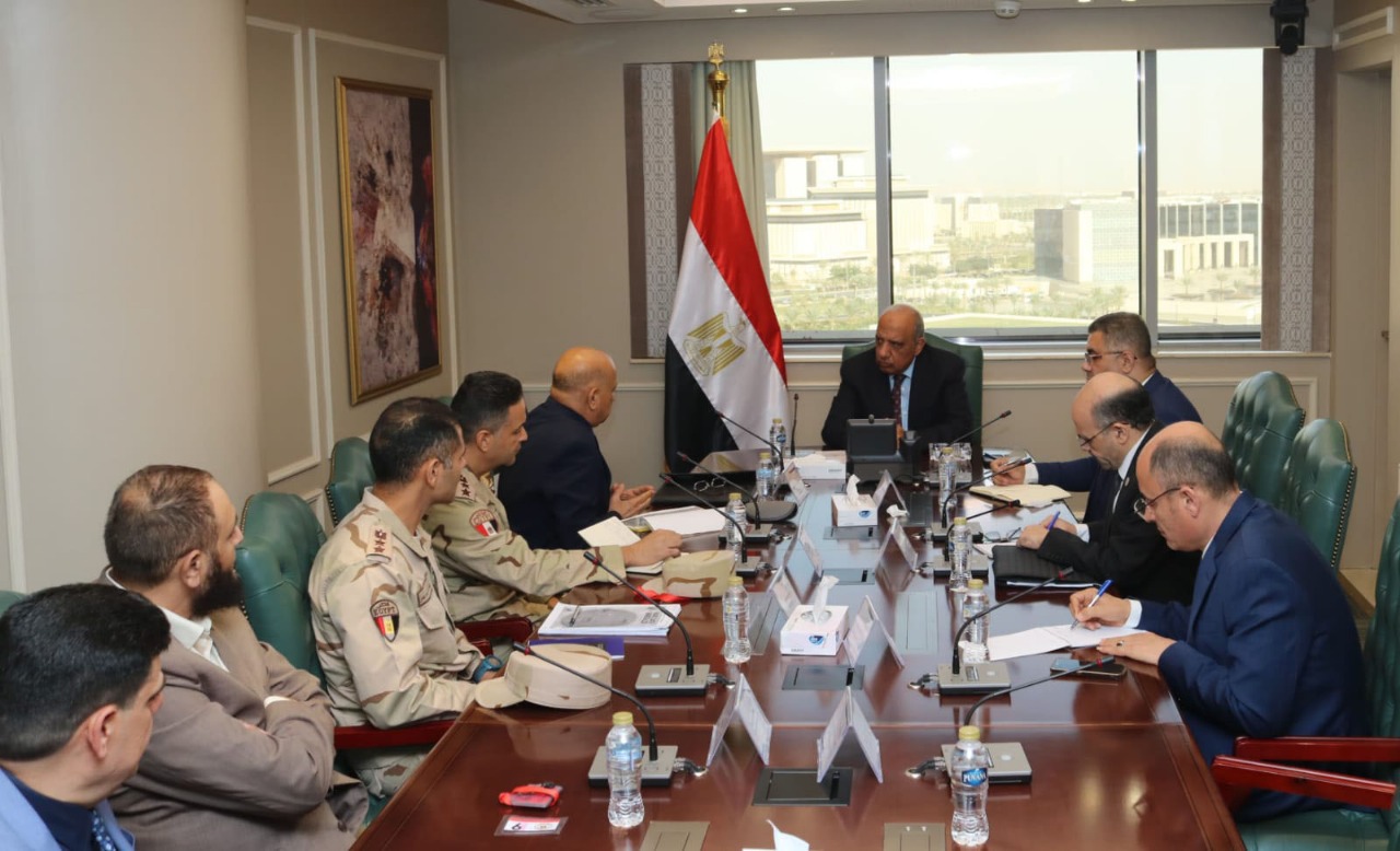 اجتماع وزير الكهرباء مع المسؤولين