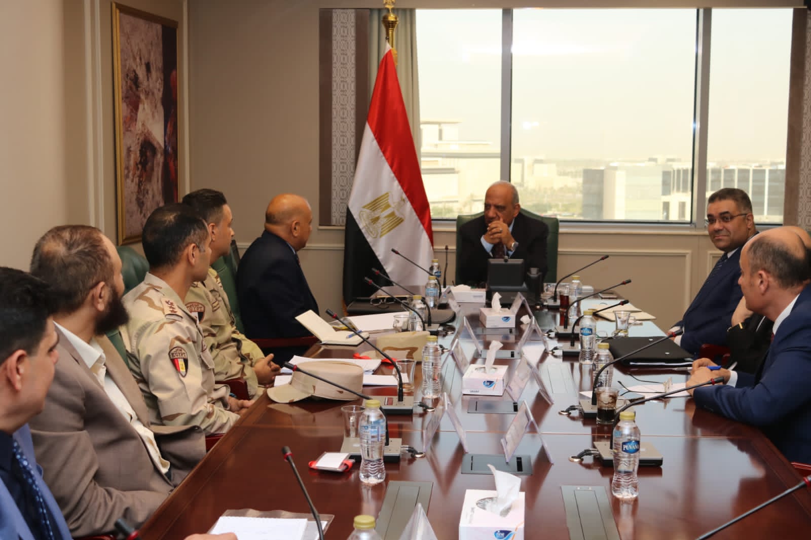 اجتماع وزير الكهرباء مع المسؤولين