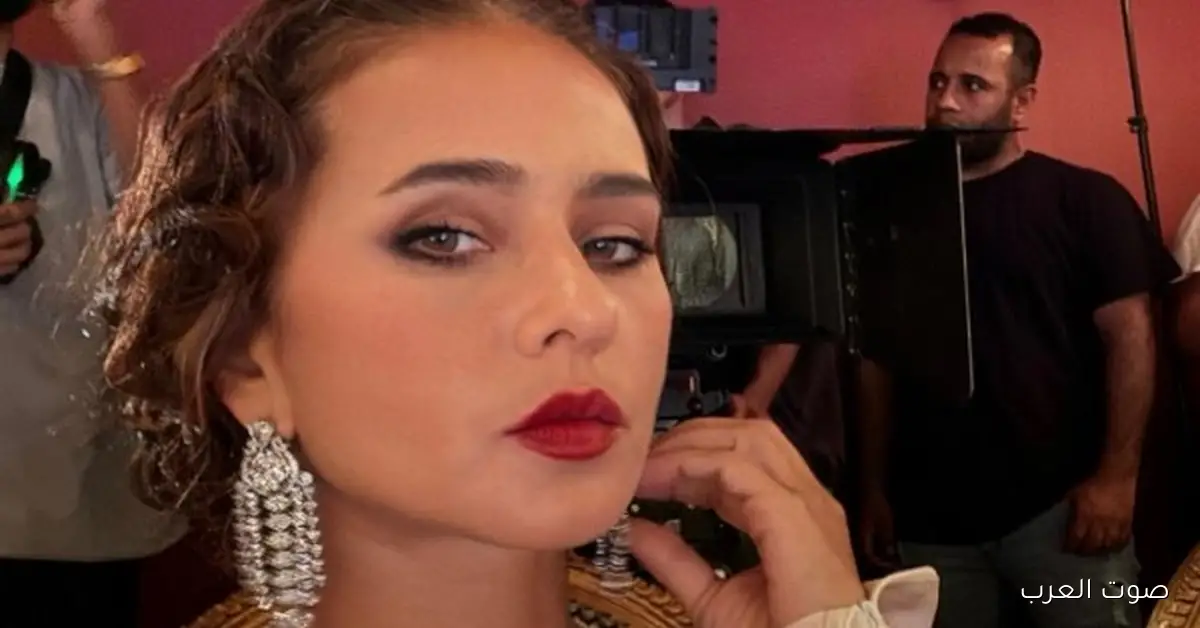 نيللي كريم متألقة بلوك كلاسيكي ومجوهرات فخمة في كواليس «الست»| اتفرج