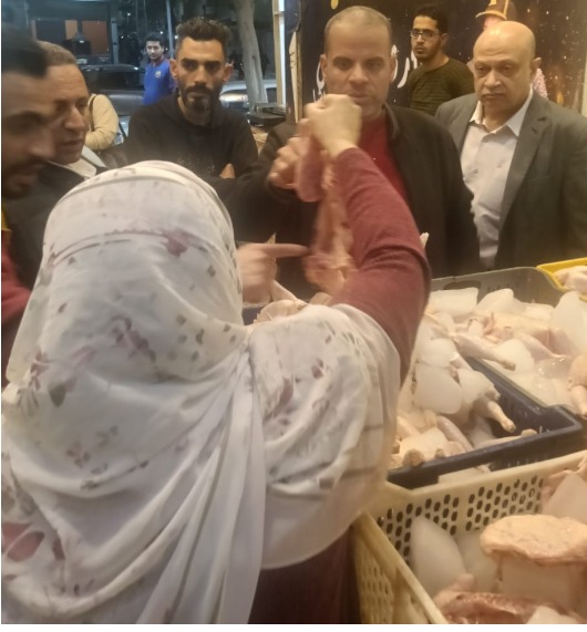 فضيحة ورا العروض الكاذبة.. تفاصيل غلق محل دواجن فاسدة في الجيزة 4 1764716567 653 فضيحة ورا العروض الكاذبة تفاصيل غلق محل دواجن فاسدة في