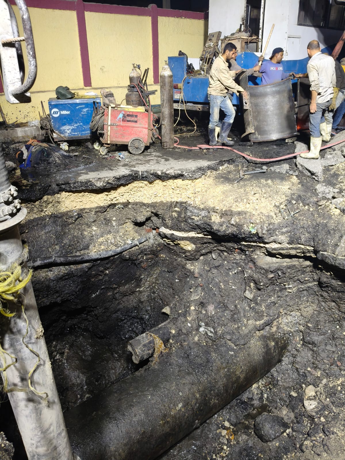 قطع المياه عن بعض مناطق الجيزة: التفاصيل الكاملة 3 فريق الإصلاح يعمل على الخط