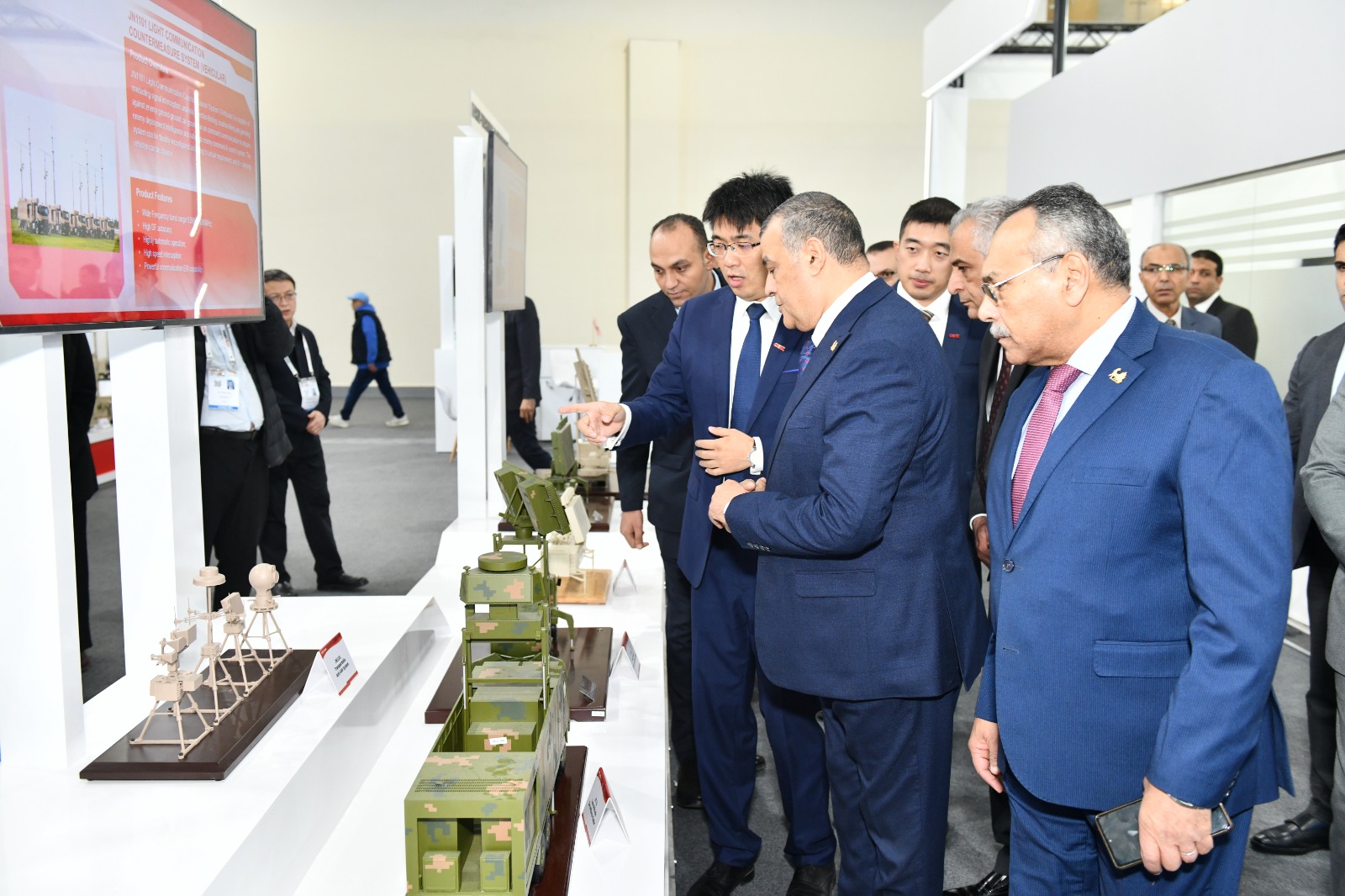 وزير الإنتاج الحربي يتفقد أجنحة الشركات في المعرض الدولي للصناعات الدفاعية "EDEX 2025" 4 1764782661 230 وزير الإنتاج الحربي يتفقد أجنحة الشركات في المعرض الدولي للصناعات