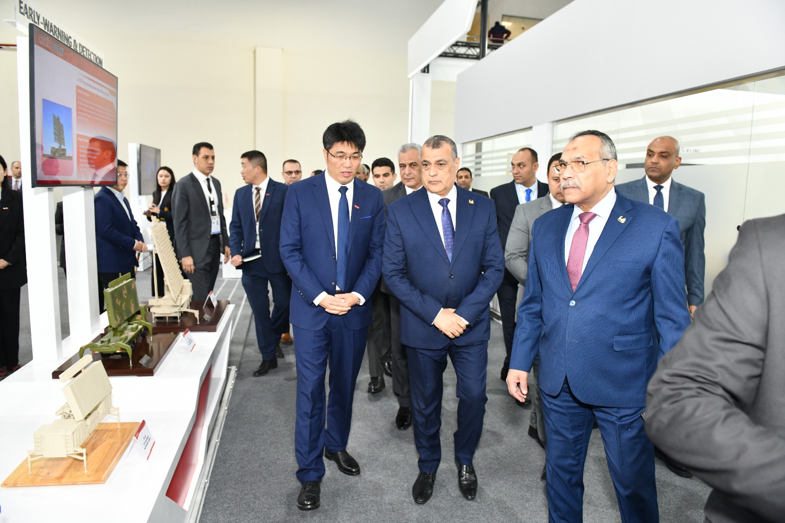 وزير الإنتاج الحربي يتفقد أجنحة الشركات في المعرض الدولي للصناعات الدفاعية "EDEX 2025" 3 1764782661 273 وزير الإنتاج الحربي يتفقد أجنحة الشركات في المعرض الدولي للصناعات