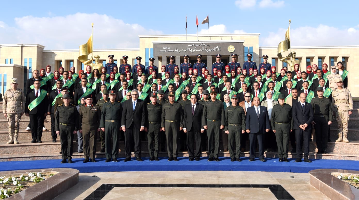 1764840559 73 الأكاديمية العسكرية المصرية بتحتفل بتخرج طلبة جامعة القاهرة من دورة
