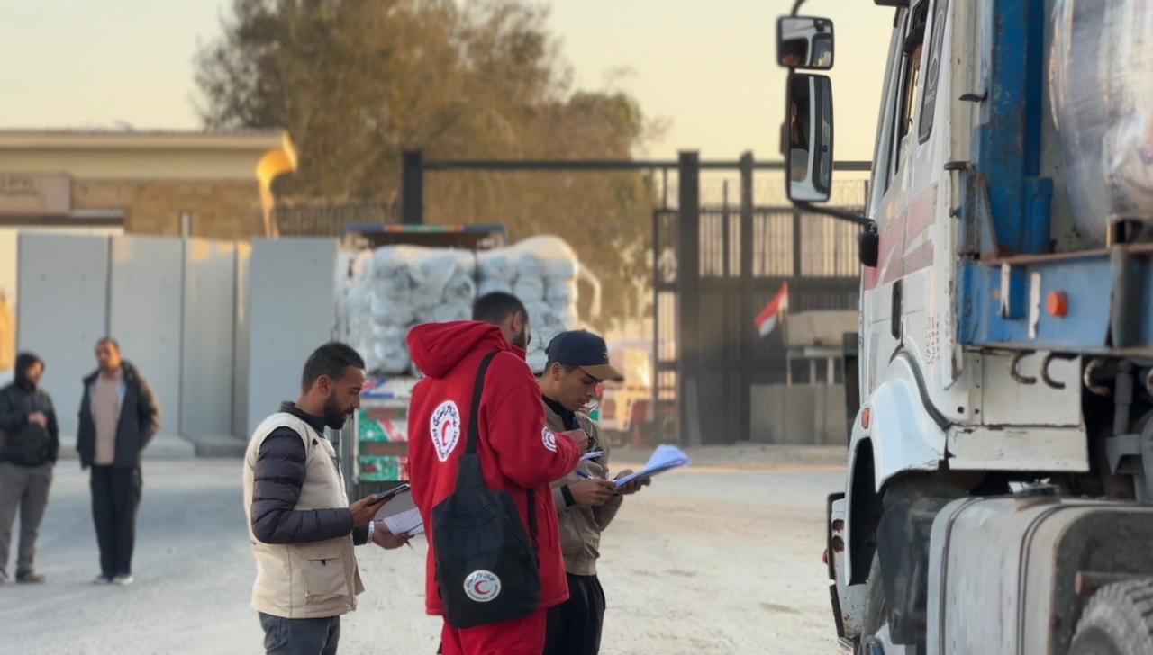 الهلال الأحمر يرسل القافلة رقم 87 «زاد العزة» لغزة 3 1764842142 237 الهلال الأحمر يرسل القافلة رقم 87 زاد العزة لغزة