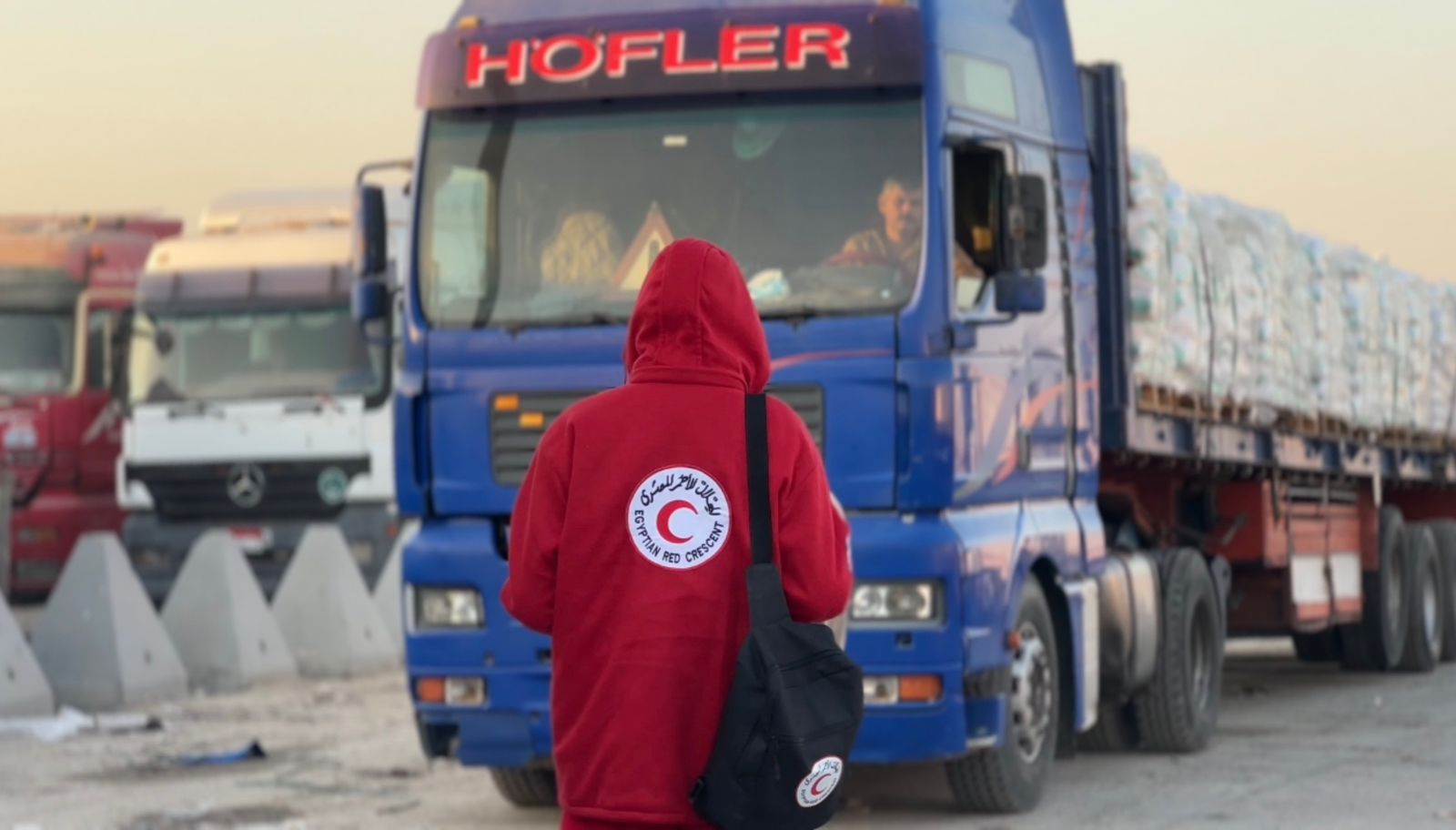 الهلال الأحمر يرسل القافلة رقم 87 «زاد العزة» لغزة 6 1764842142 564 الهلال الأحمر يرسل القافلة رقم 87 زاد العزة لغزة