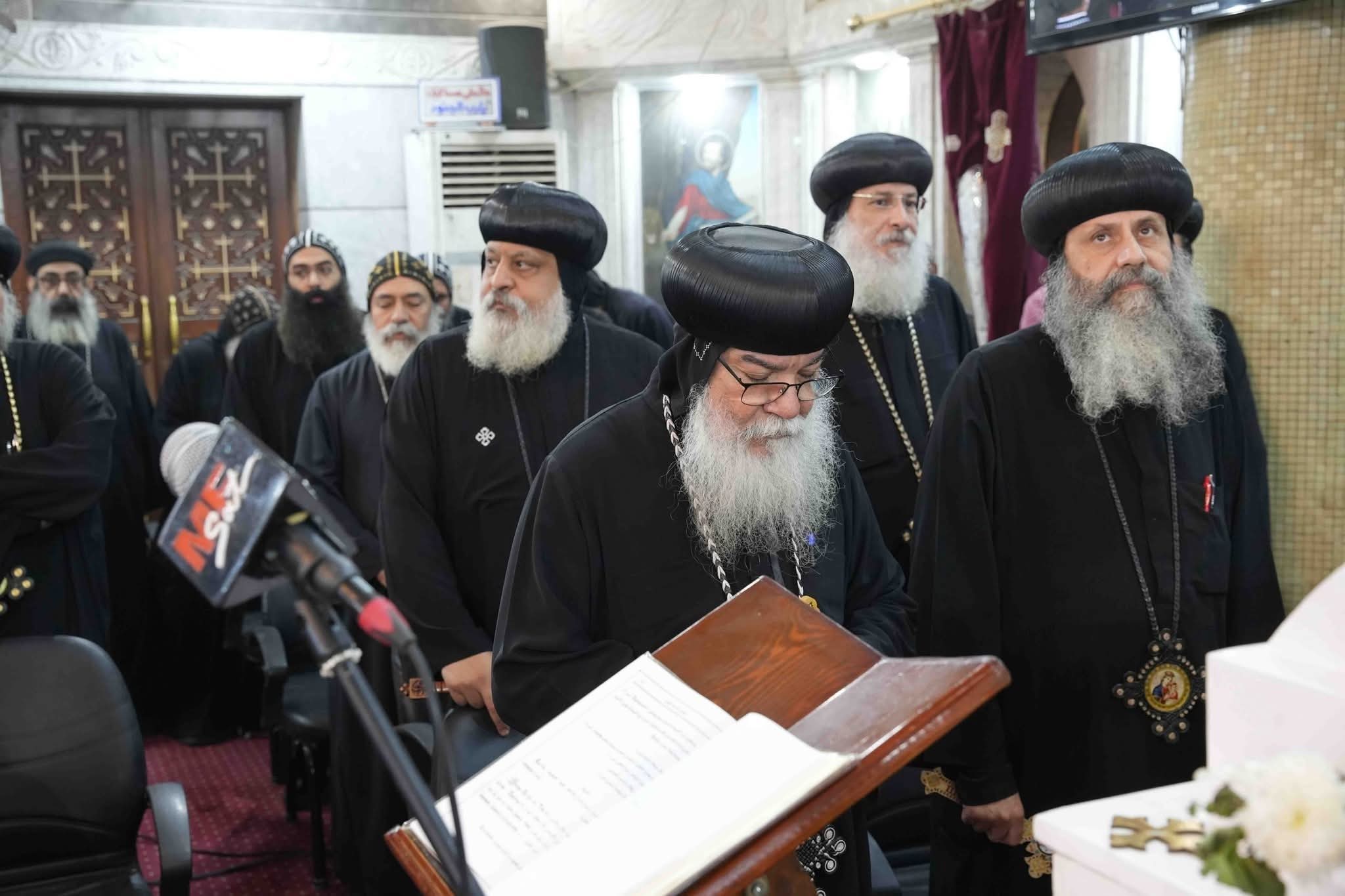 صلاة جنازة والدة الأنبا فيلوباتير بحضور أساقفة وكهنة وشعب الإيبارشية 8 1765266158 428 صلاة جنازة والدة الأنبا فيلوباتير بحضور أساقفة وكهنة وشعب الإيبارشية