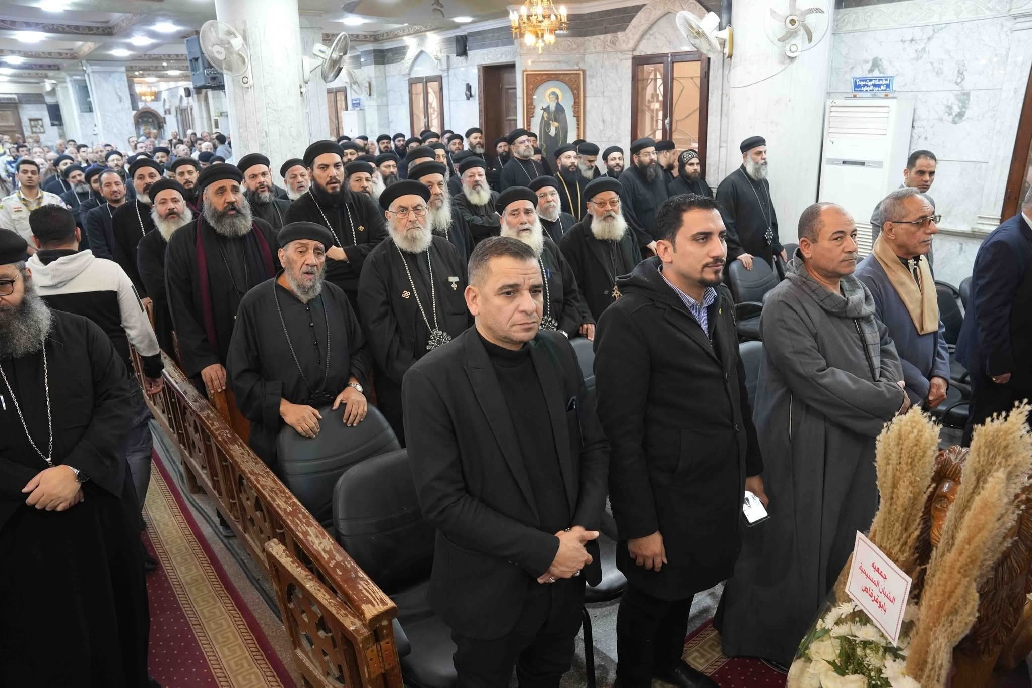 صلاة جنازة والدة الأنبا فيلوباتير بحضور أساقفة وكهنة وشعب الإيبارشية 9 1765266158 616 صلاة جنازة والدة الأنبا فيلوباتير بحضور أساقفة وكهنة وشعب الإيبارشية