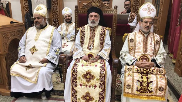 الأنبا باسيليوس يترأس القداس الإلهي