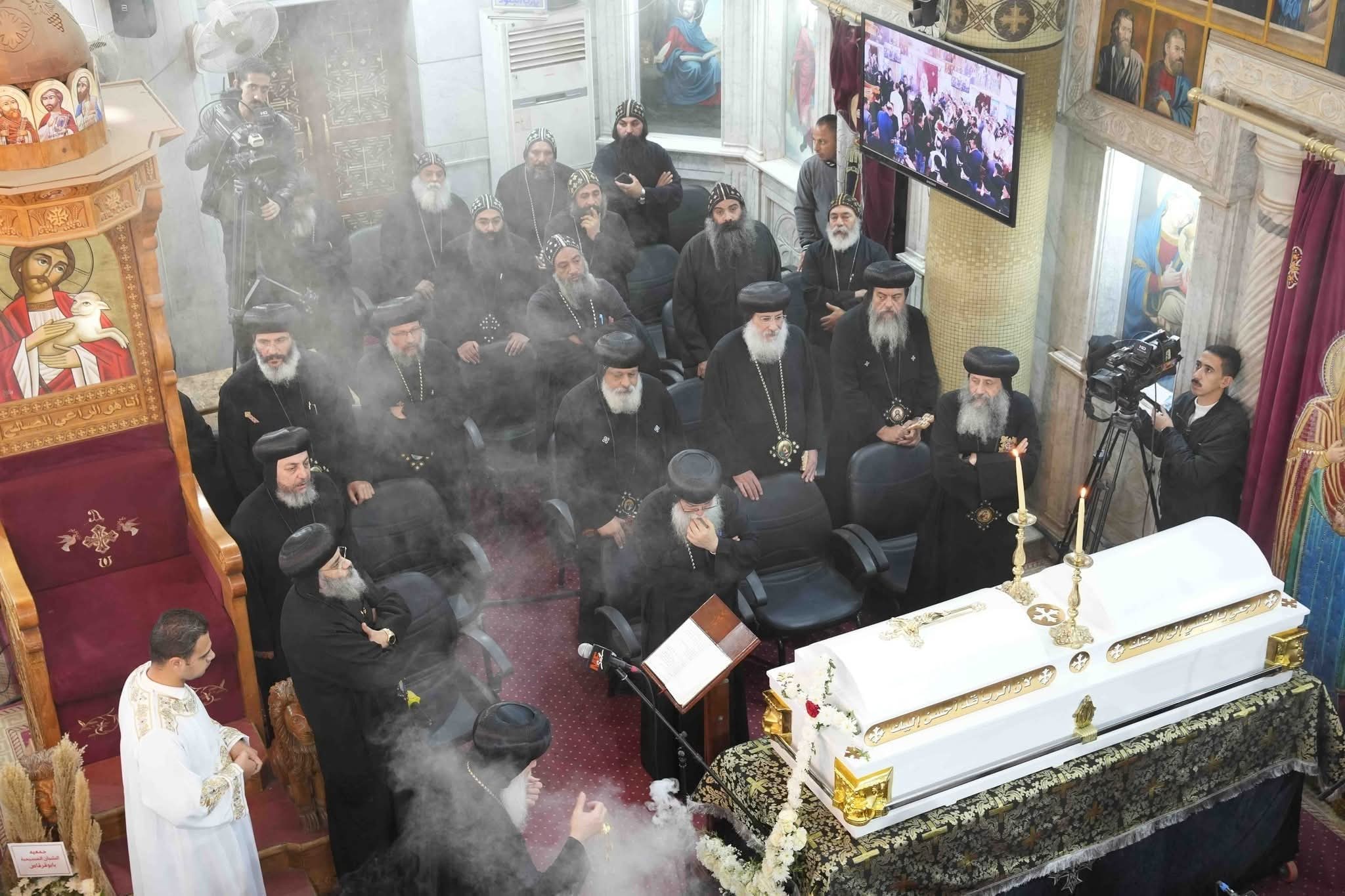 صلاة جنازة والدة الأنبا فيلوباتير بحضور أساقفة وكهنة وشعب الإيبارشية 6 1765266158 65 صلاة جنازة والدة الأنبا فيلوباتير بحضور أساقفة وكهنة وشعب الإيبارشية