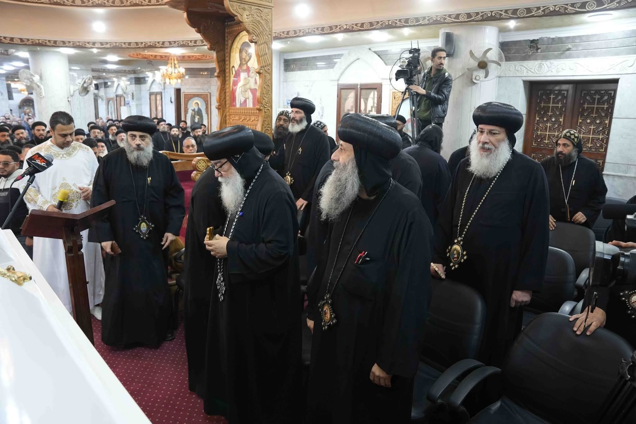 صلاة جنازة والدة الأنبا فيلوباتير بحضور أساقفة وكهنة وشعب الإيبارشية 11 1765266159 36 صلاة جنازة والدة الأنبا فيلوباتير بحضور أساقفة وكهنة وشعب الإيبارشية