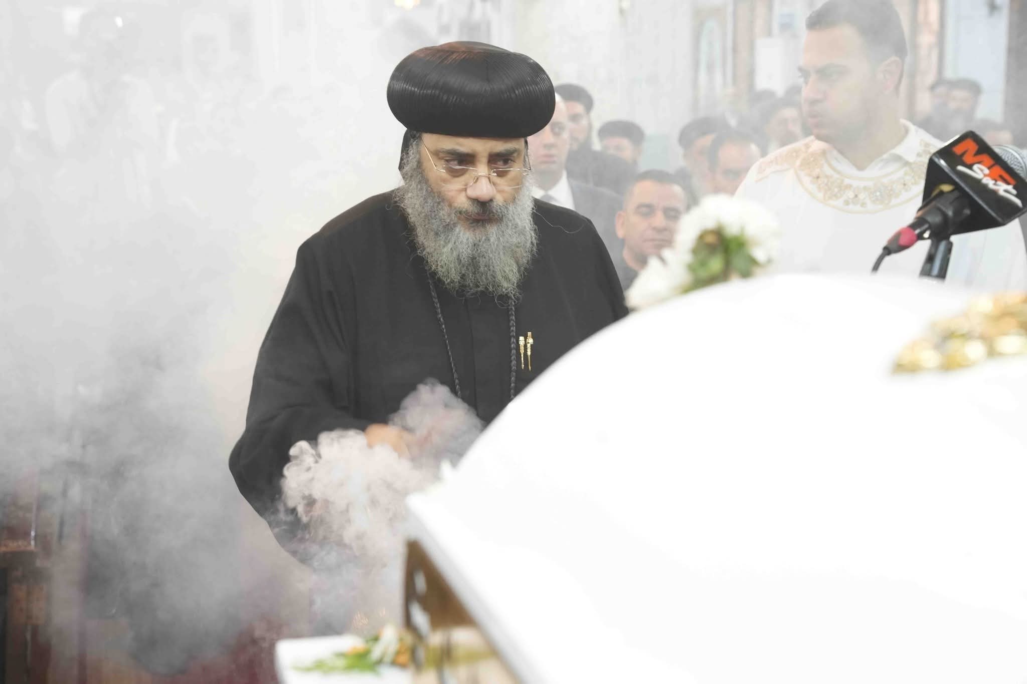 صلاة جنازة والدة الأنبا فيلوباتير بحضور أساقفة وكهنة وشعب الإيبارشية 12 1765266159 568 صلاة جنازة والدة الأنبا فيلوباتير بحضور أساقفة وكهنة وشعب الإيبارشية