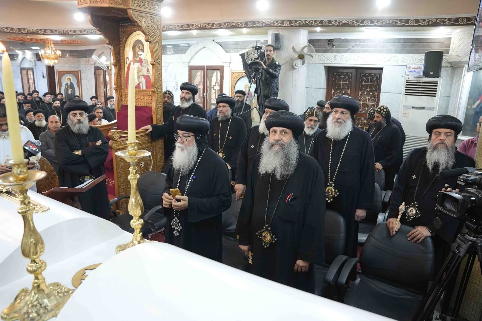 صلاة جنازة والدة الأنبا فيلوباتير بحضور أساقفة وكهنة وشعب الإيبارشية 10 1765266159 611 صلاة جنازة والدة الأنبا فيلوباتير بحضور أساقفة وكهنة وشعب الإيبارشية