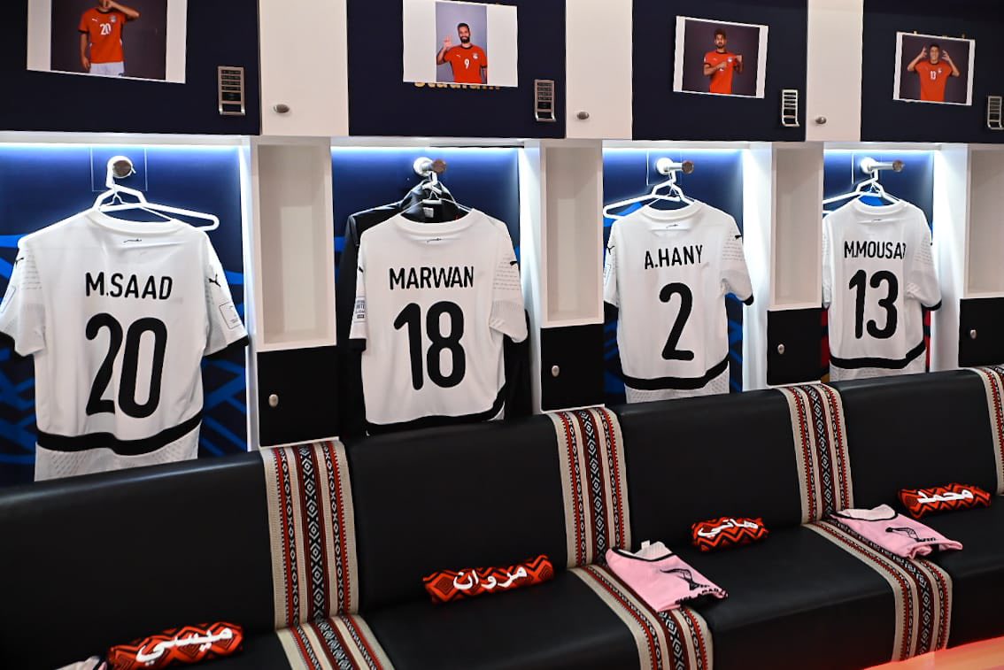شوفوا غرفة ملابس منتخب مصر في ستاد البيت قبل ماتش الأردن بكأس العرب 4 تشكيلة الفريق