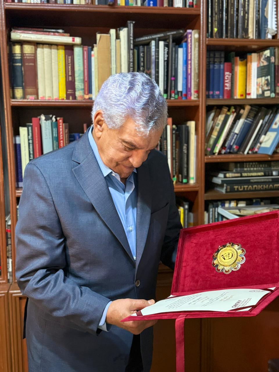 جامعة الدلتا تكرم زاهي حواس بجائزة شخصية السنة 5 شخصيات بارزة في الاحتفالية