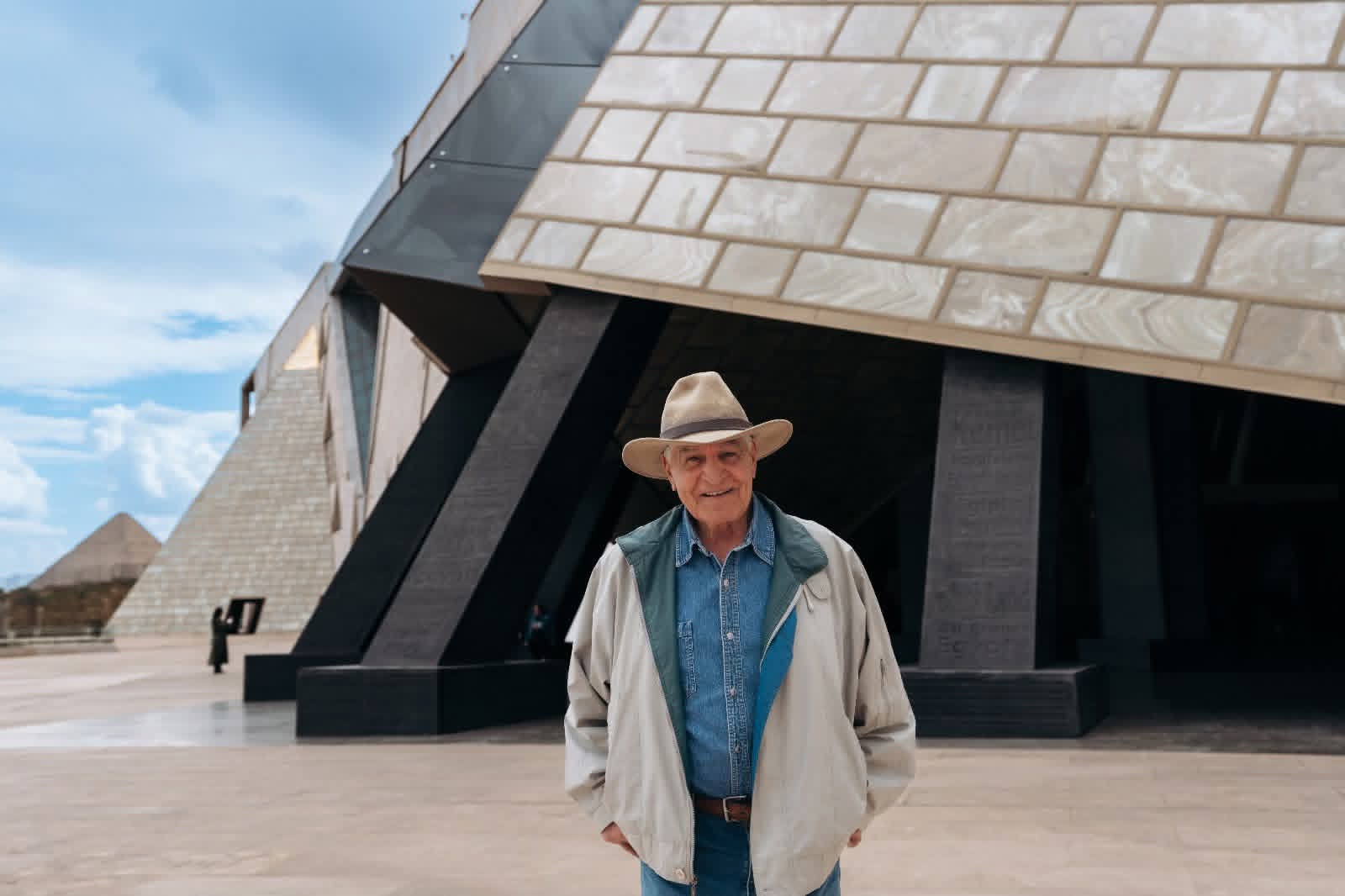 جامعة الدلتا تكرم زاهي حواس بجائزة شخصية السنة 3 حضور الاحتفالية