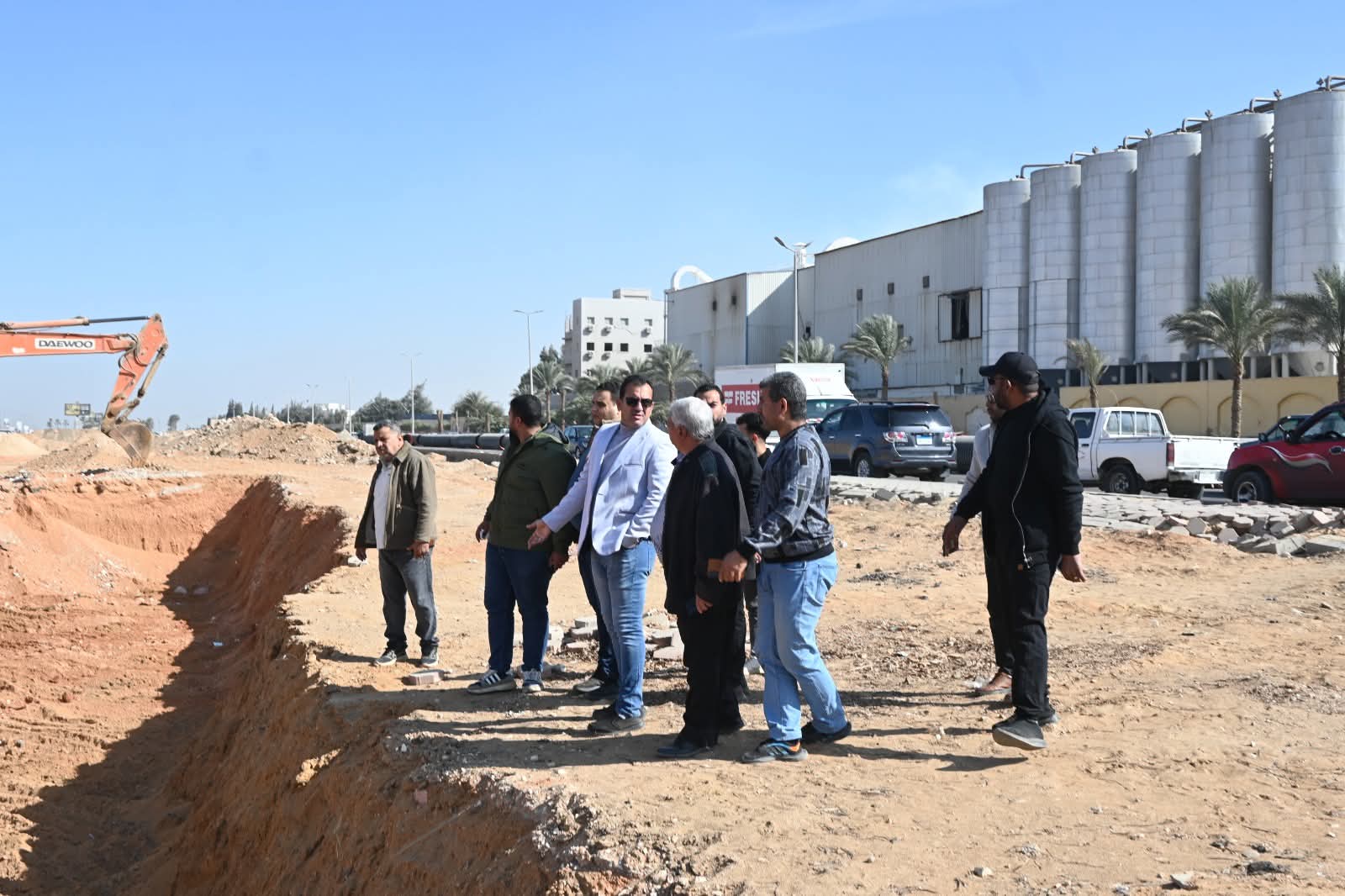 الإسكان تتحمل تكلفة إصلاح خط المياه المغذي لمدينة الشروق 3 صورة لجولة الإصلاح