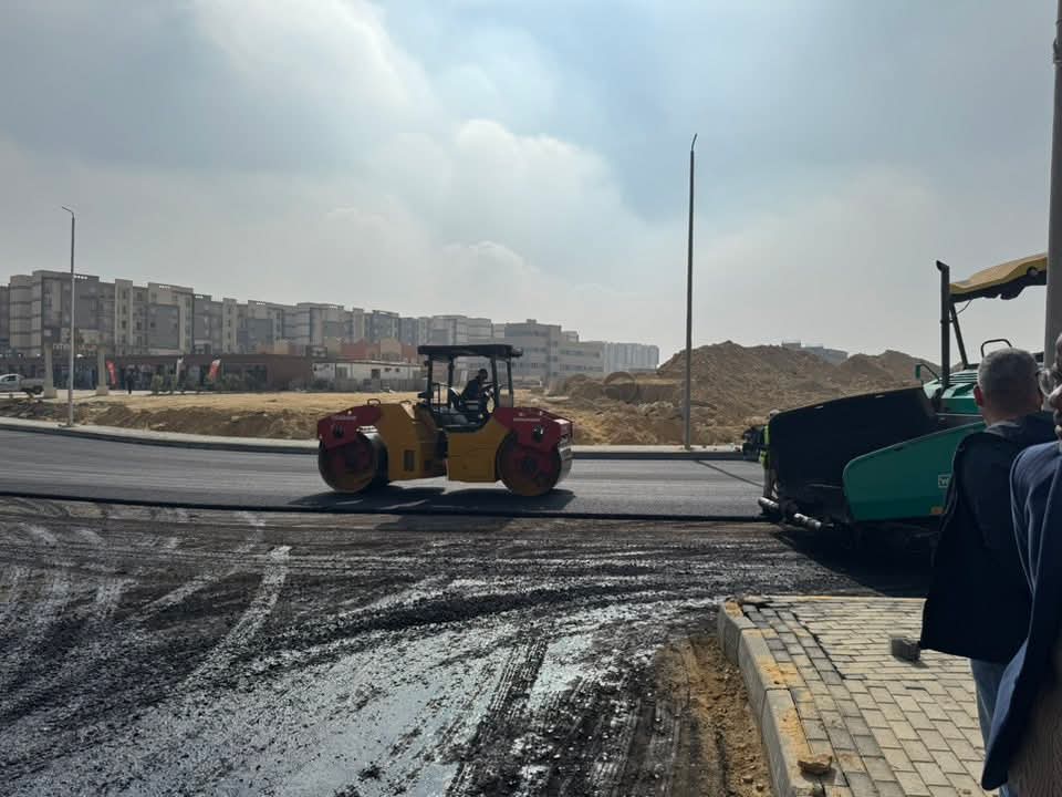 رئيس القاهرة الجديدة يتفقد أعمال تطوير مدخل مشروع سكن مصر في أرض المعارض 3 متابعة أعمال التطوير