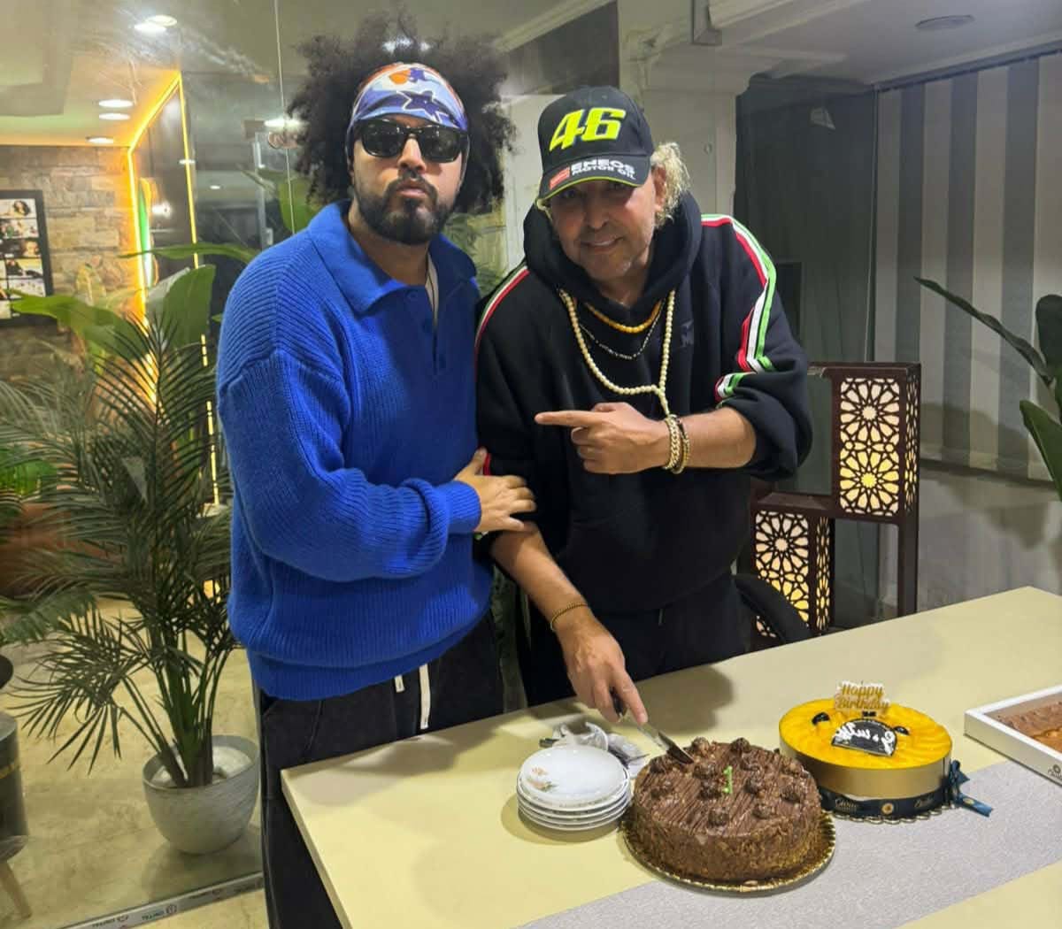 ليلة مبهجة.. عبدالفتاح الجريني وفريق روتانا يحتفلوا بسعيد إمام|صور 6 الاحتفال مع الأصدقاء