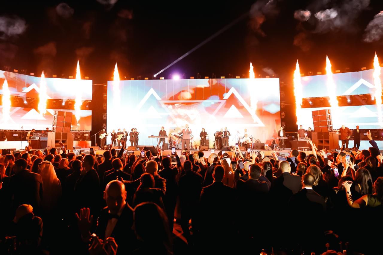 عمرو دياب يتألق في حفلة خاصة بأبو ظبي مع أغاني قمرين وليلي نهاري 3 1765362750 302 عمرو دياب يتألق في حفلة خاصة بأبو ظبي مع أغاني