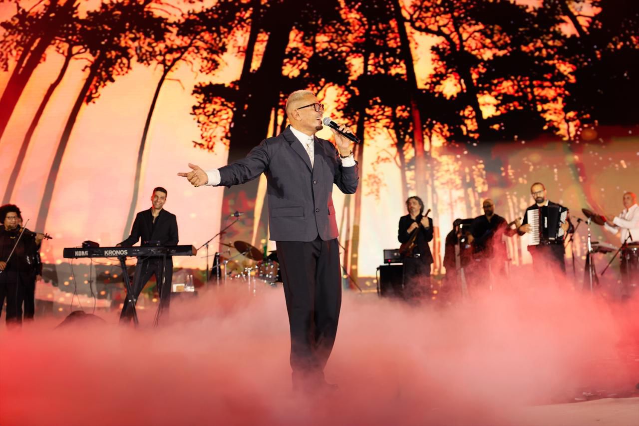 عمرو دياب يتألق في حفلة خاصة بأبو ظبي مع أغاني قمرين وليلي نهاري 4 1765362750 484 عمرو دياب يتألق في حفلة خاصة بأبو ظبي مع أغاني